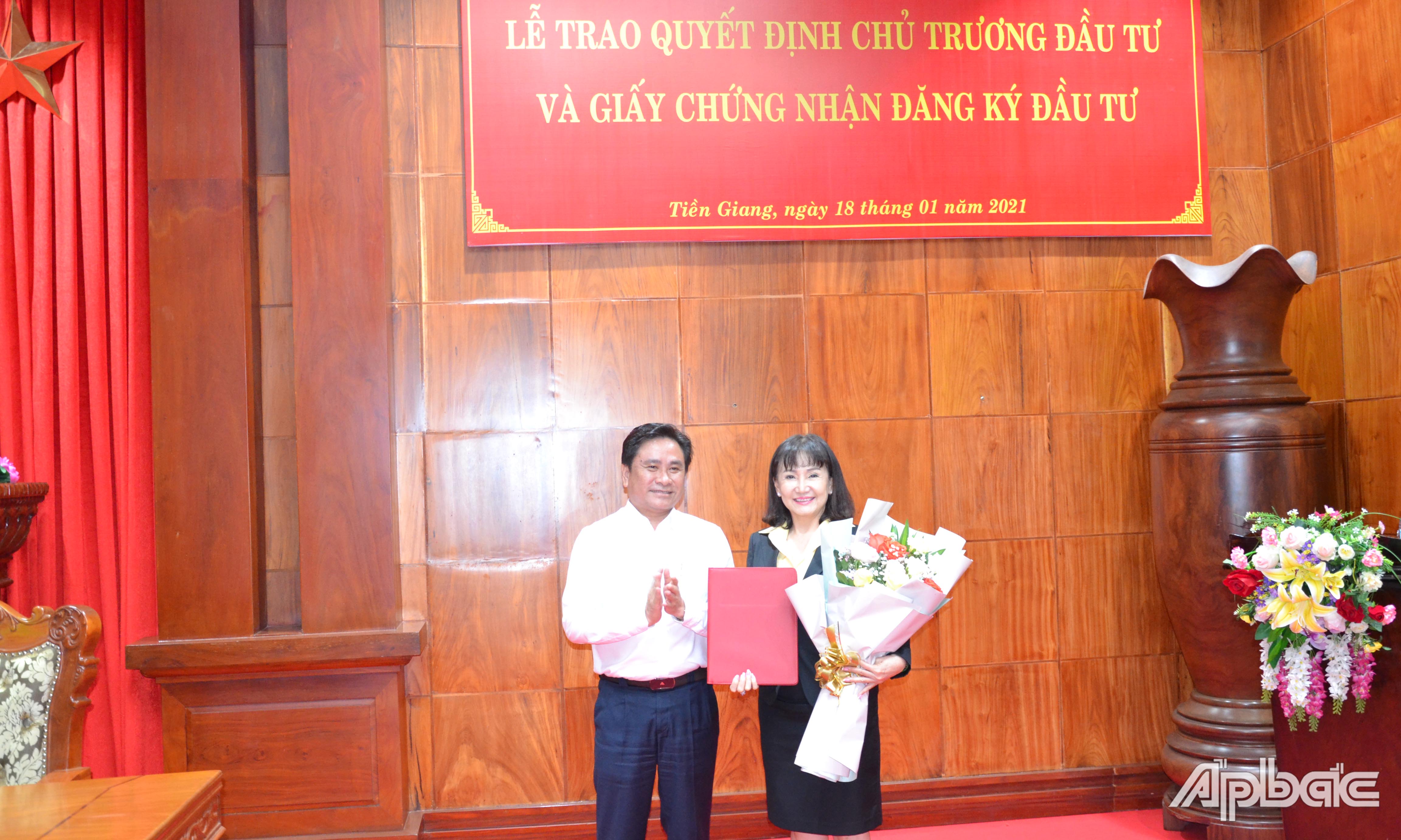 Đồng chí Trần Văn Dũng trao Quyết định chủ trương đầu tư Dự án Nhà máy điện gió Tân Phú Đông 2.