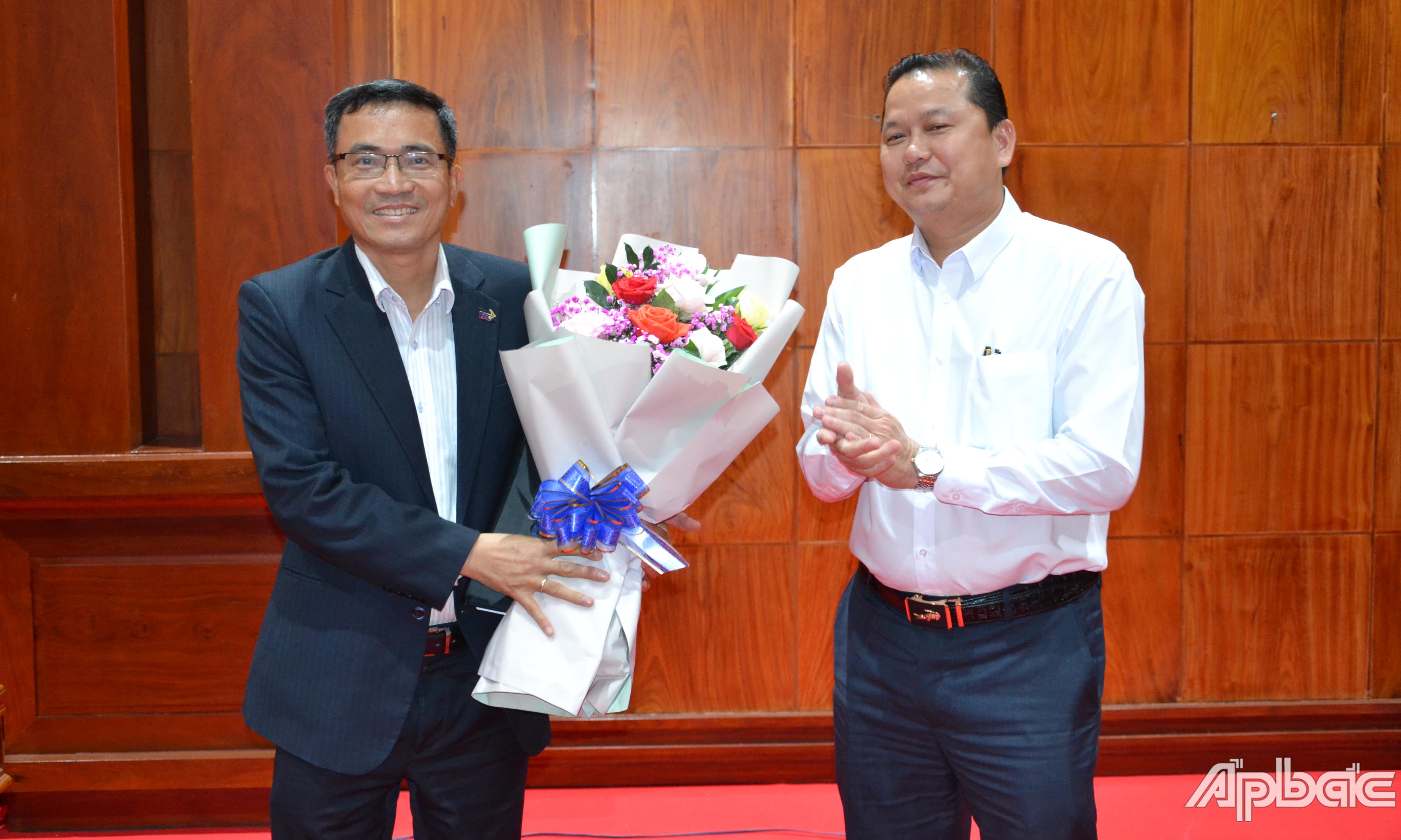 Quyền Giám đốc Sở Kế hoạch & Đầu tư Nguyễn Đình Thông trao Giấy chứng nhận đăng ký đầu tư Dự án Nhà máy điện gió Tân Phú Đông 2.