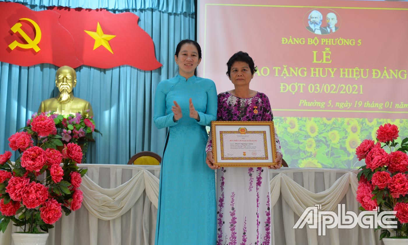 Trao huy hiệu 30 năm tuổi Đảng trao cho đảng viên Phạm Thị Ngọc Minh.