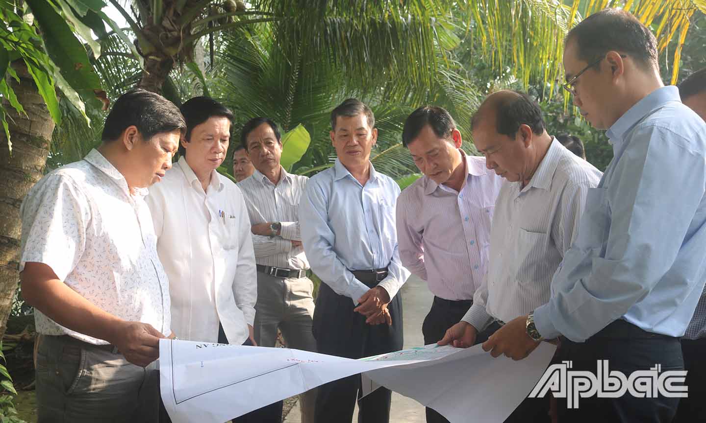 Lãnh đạo tỉnh đến khảo sát và nghe thuyết minh vị trí đắp đập ngăn mặn trên kinh Mỹ Long (huyện Cai Lậy).. 