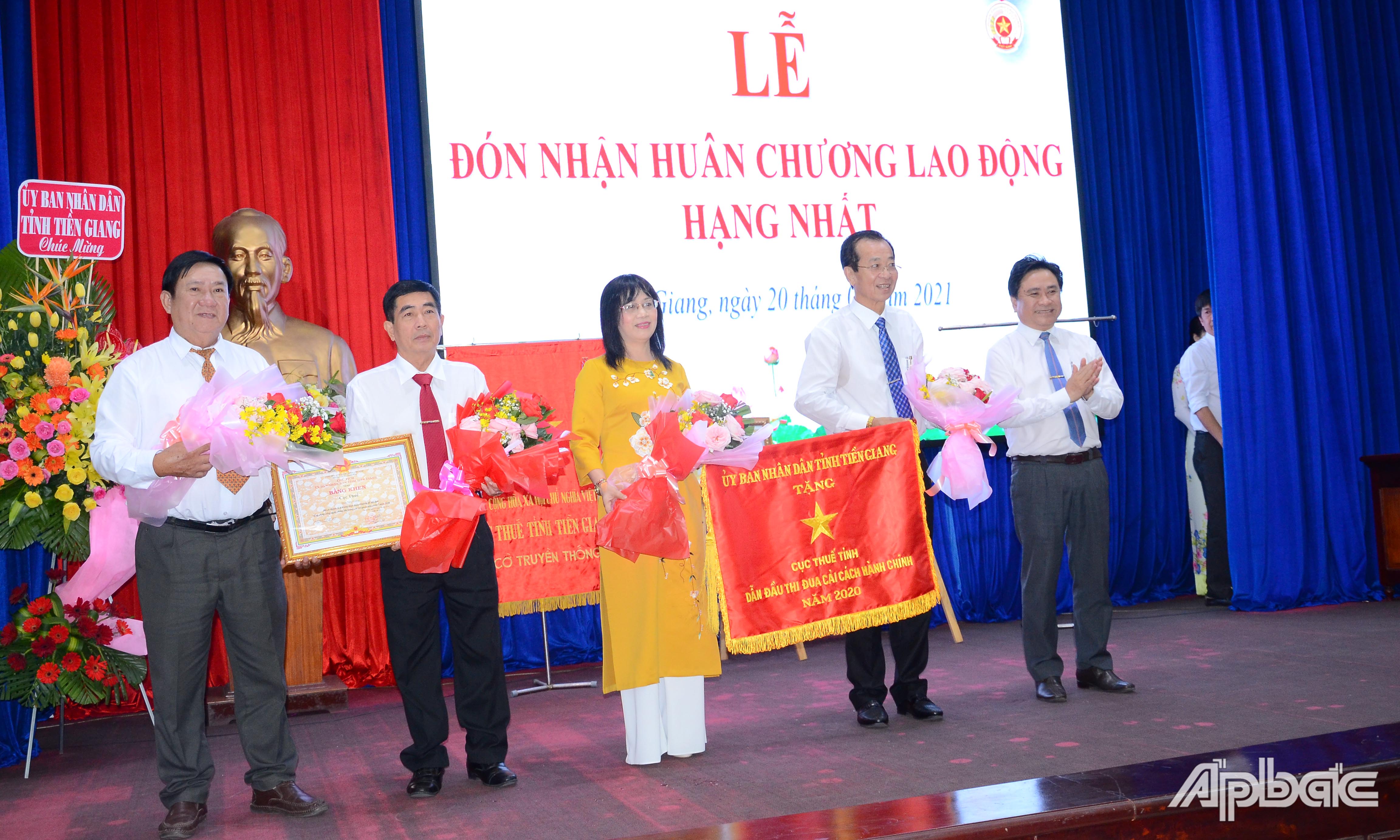 Ban lãnh đạo Cục Thuế tỉnh nhận Cờ thi đua và Bằng khen của UBND tỉnh.