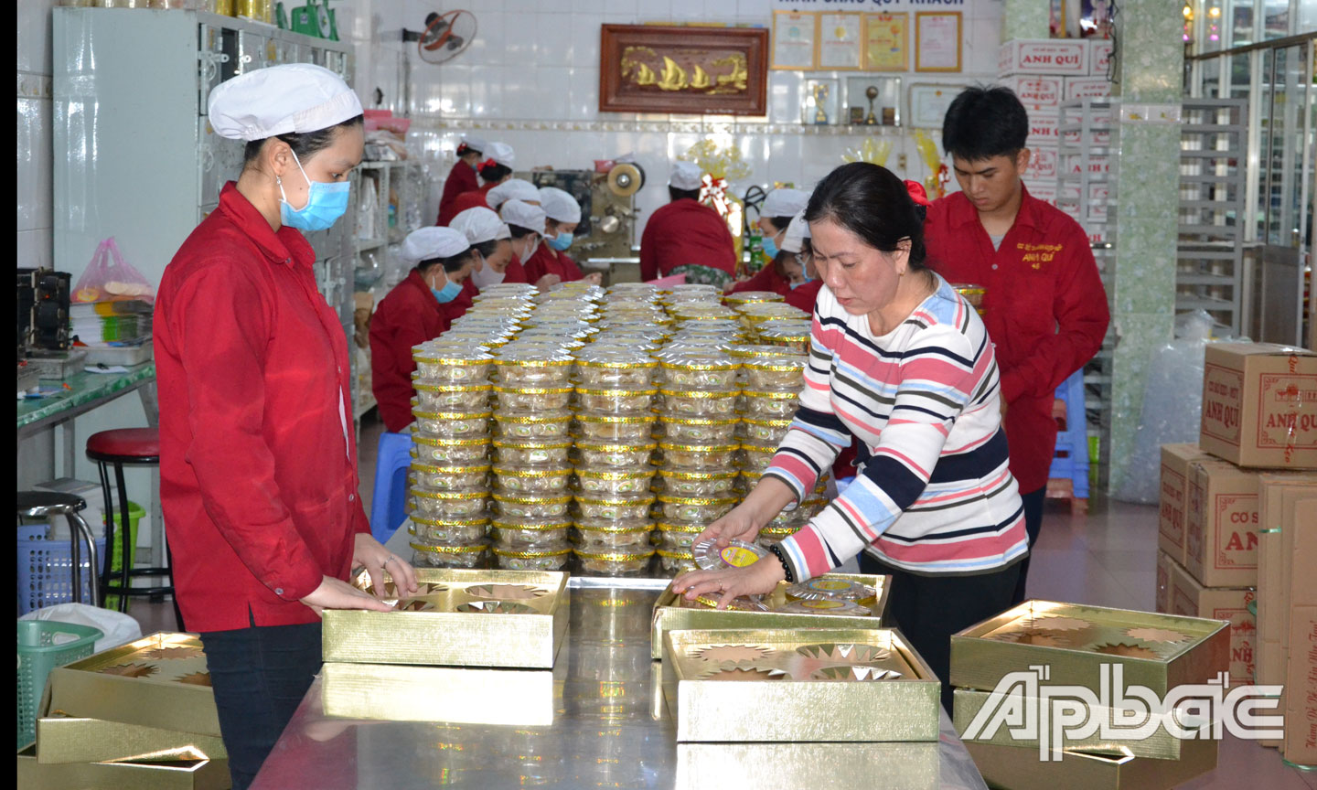 Cơ sở kẹo, mứt Anh Quí tất bật sản xuất vào những ngày cuối năm.