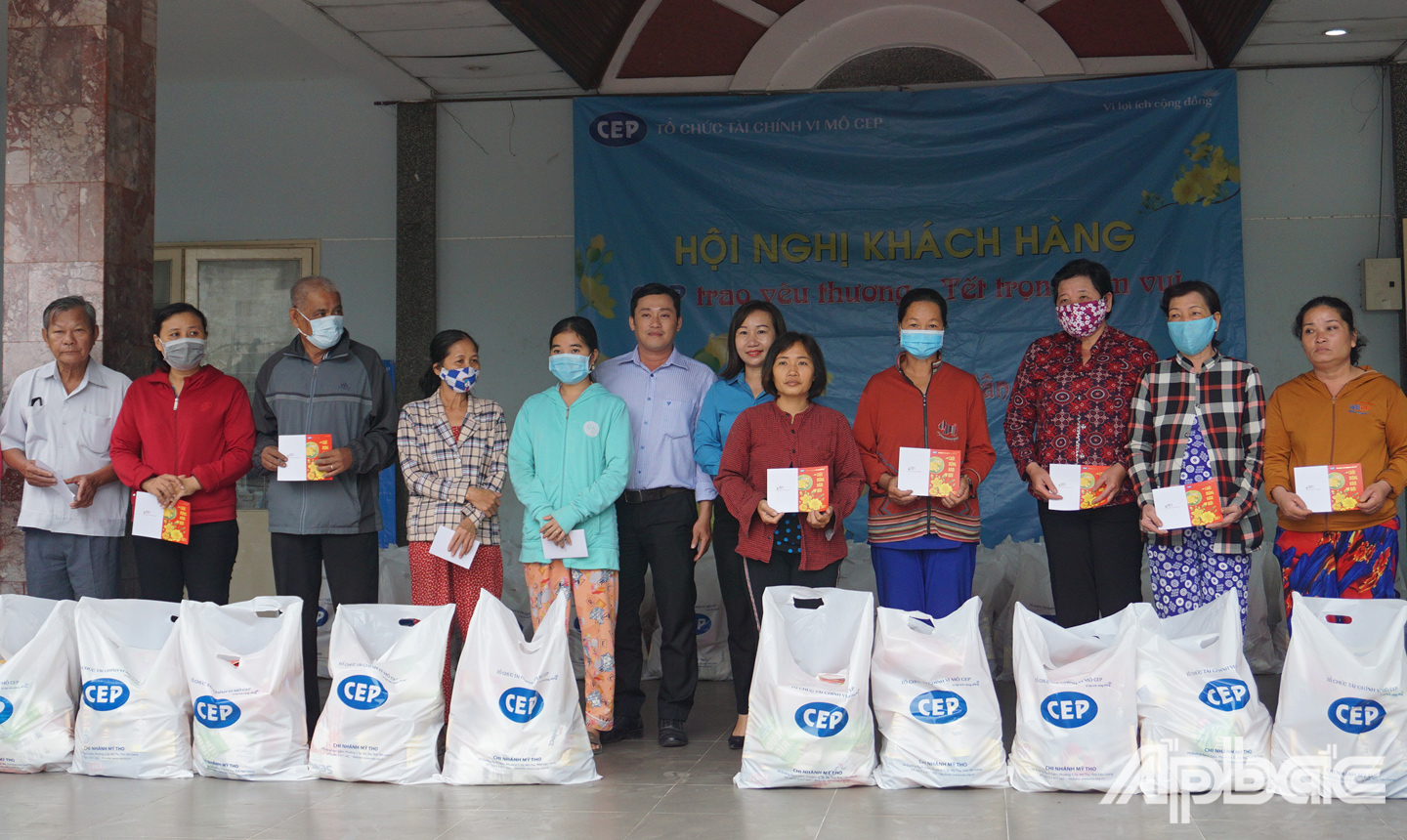 Ông Lê Văn Trí (Ban Dân vận Tỉnh ủy, Phó Trưởng phòng Tham mưu công tác tôn giáo dân tộc) và Bà Ngô Thị Thùy Trang (Ủy viên Thường vụ, Trưởng ban Tài chính, Liên đoàn Lao động tỉnh Tiền Giang) trao tặng quà cho khách hàng.