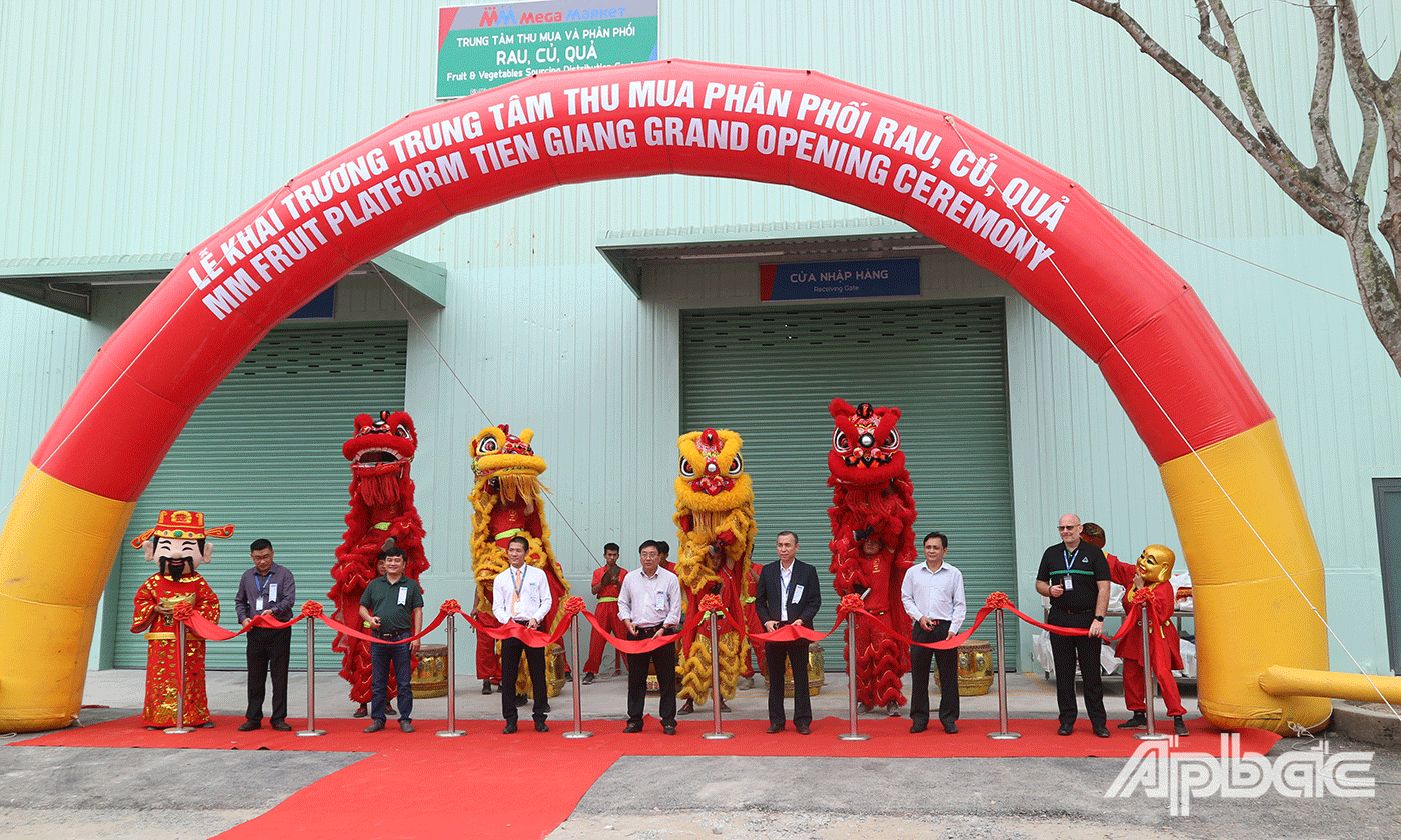 Các đại biểu cắt băng khánh thành 
