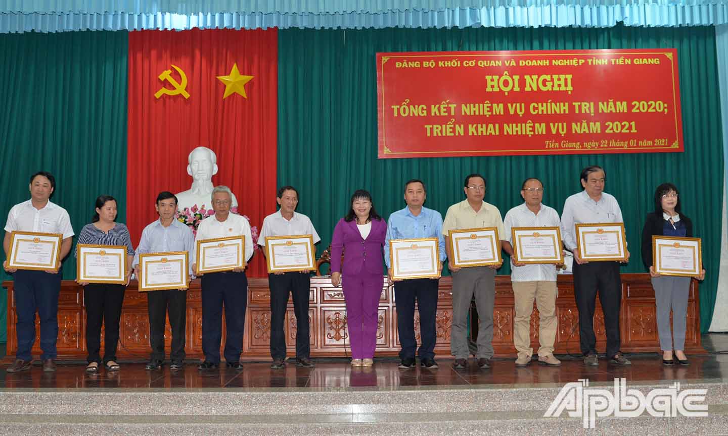 Đồng chí Thái Ngọc Bảo Trâm, Bí thư Đảng ủy khối trao giấy khen cho các tập thể có thành tích xuất sắc trong thực hiện công tác kiểm tra, giám sát 2020.