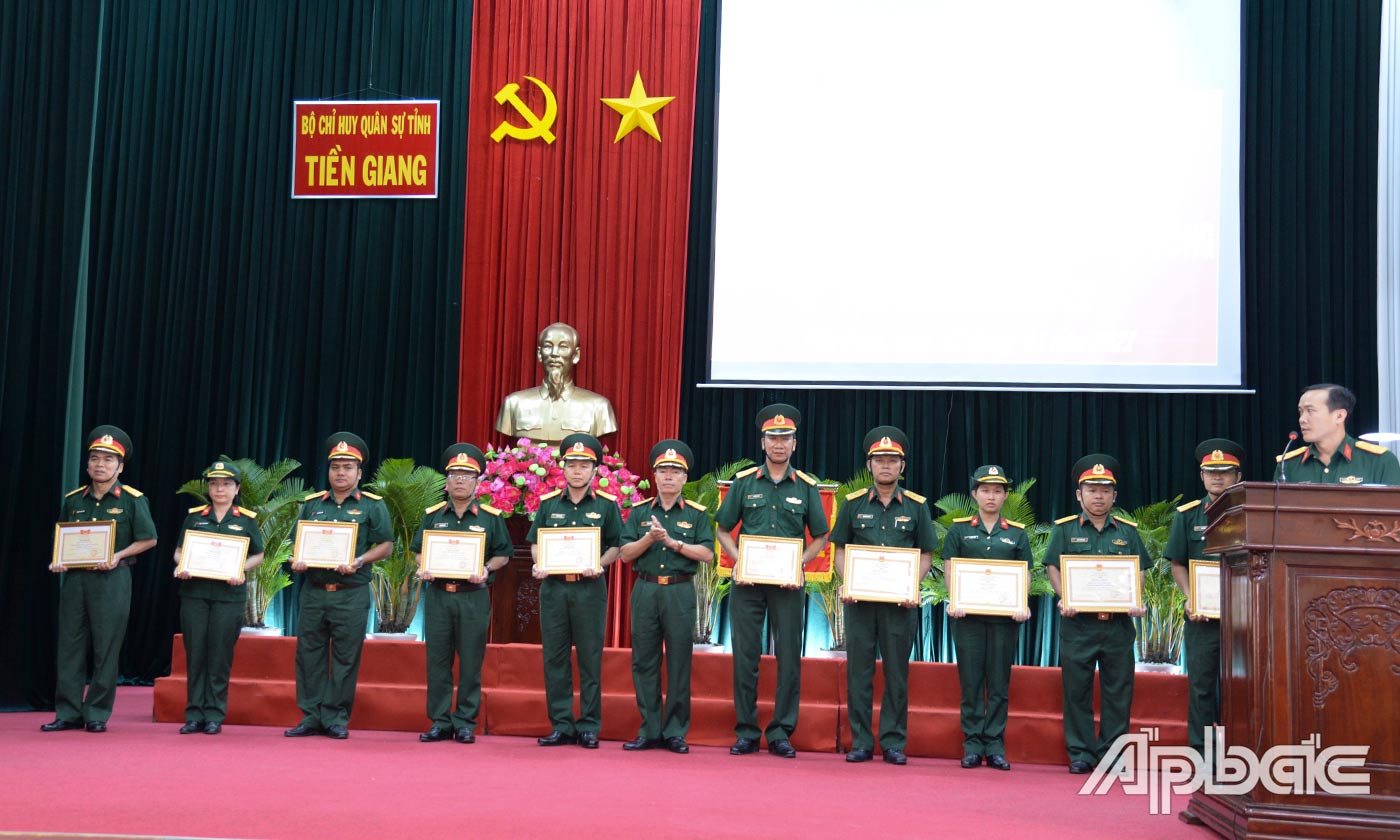 Các tập thể, cá nhân nhận Danh hiệu Đơn vị tiên tiến, Danh hiệu Chiến sĩ thi đua cơ sở và Bằng khen có thành tích trong xây dựng “Đơn vị quản lý tài chính tốt”.