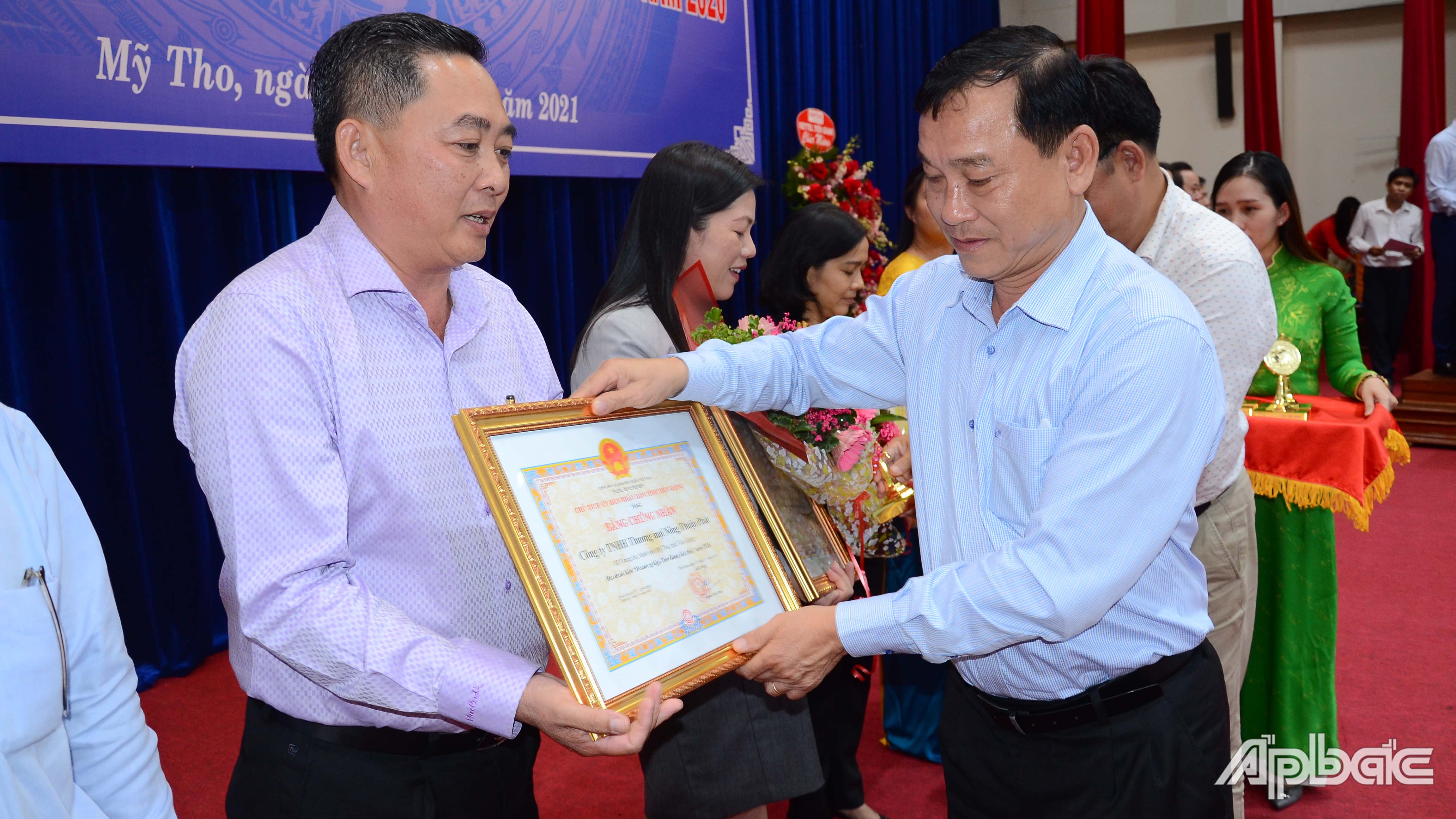 Lãnh đạo tỉnh tặng Bằng chứng nhận danh hiệu doanh nghiệp Tiền Giang tiêu biểu năm 2020.