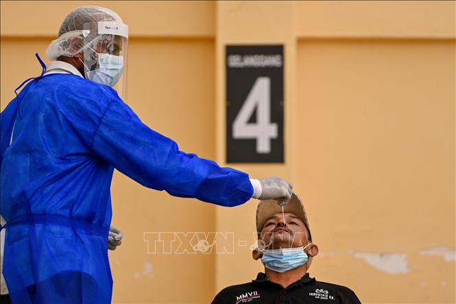 Nhân viên y tế lấy mẫu dịch xét nghiệm COVID-19 cho người dân tại Petaling Jaya, Malaysia, ngày 18/1. Ảnh: THX/TTXVN