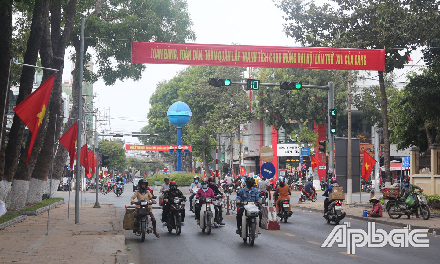 Đường Nguyễn Trãi với nhiều biểu ngữ tuyên truyền.