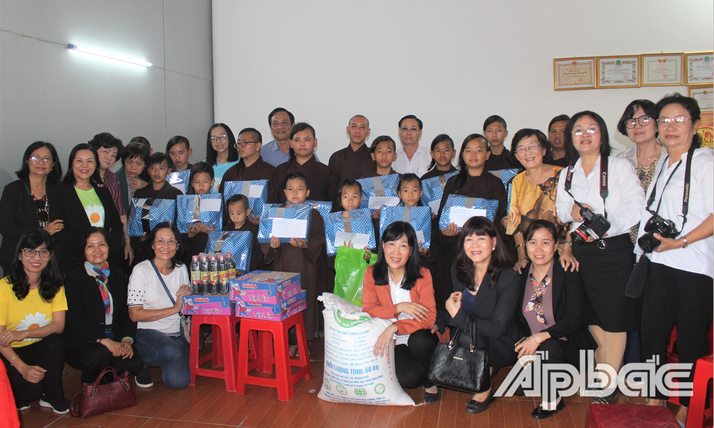 Đoàn đến thăm và tặng quà cho trẻ em cơ nhở tại Chùa Thiền Quang.