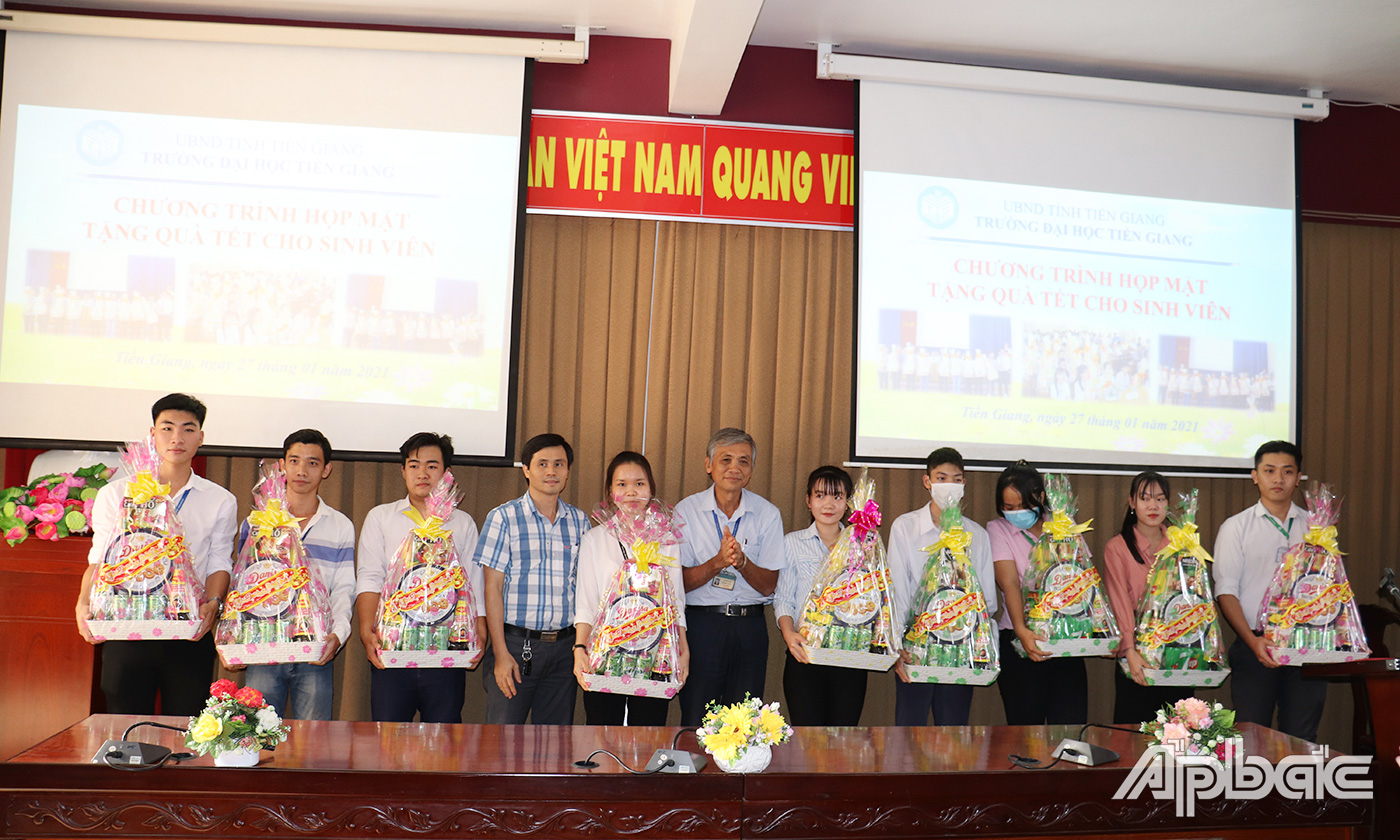 TS. Lê Hữu Hải - Phó Hiệu trưởng nhà trường tặng quà cho SV nhân dịp Xuân Tân Sửu 2021.