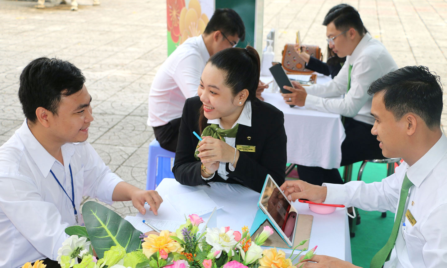 Giáo viên trường trải nghiệm dịch vụ ngân hàng.