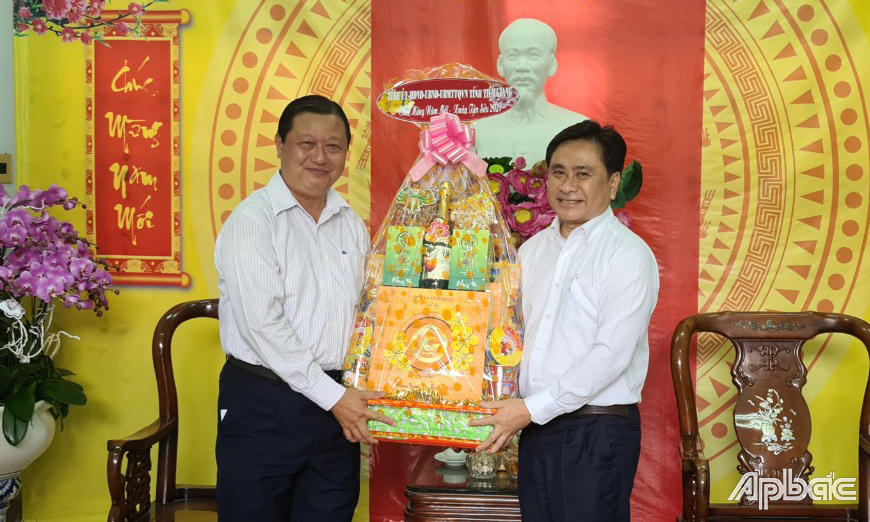 Đồng chí Trần Văn Dũng thăm, chúc tết Thị ủy Cai Lậy.