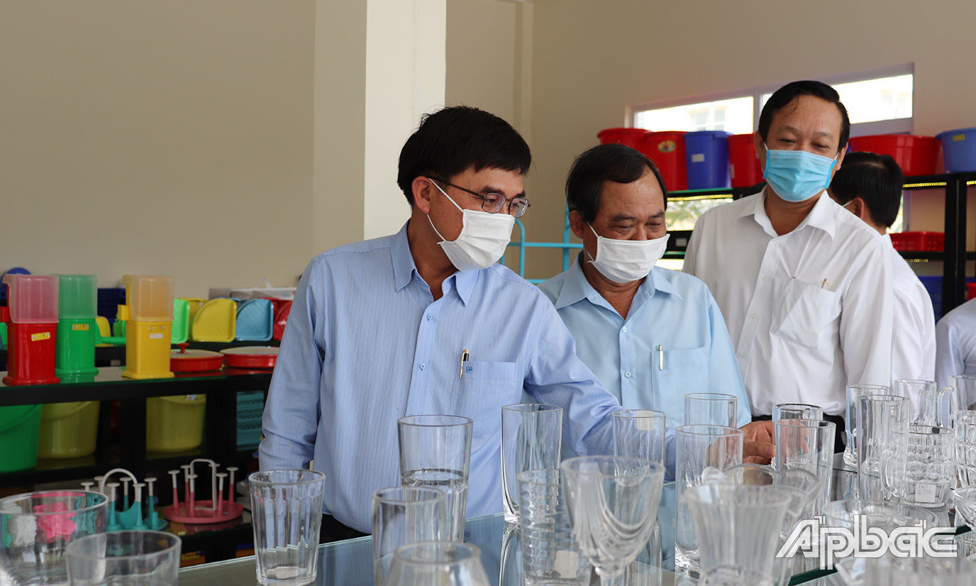 Đồng chí Nguyễn Văn Mười tham quan khu trưng bày sản phẩm của Công ty TNHH Thương mại Sản xuất nhựa Phát Thành Tiền Giang.