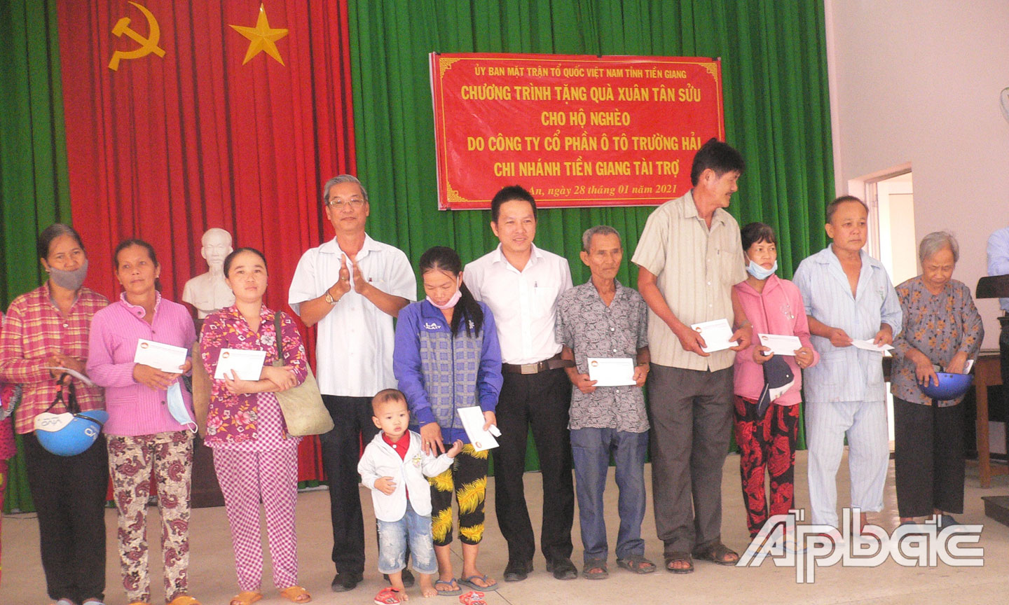 Ông Huỳnh Hải, Phó Chủ tịch UB. MTTQ tỉnh cùng ông Lê Minh, GĐ Công ty cổ phần ô tô Trường Hải Chi nhánh Tiền Giang trao quà.