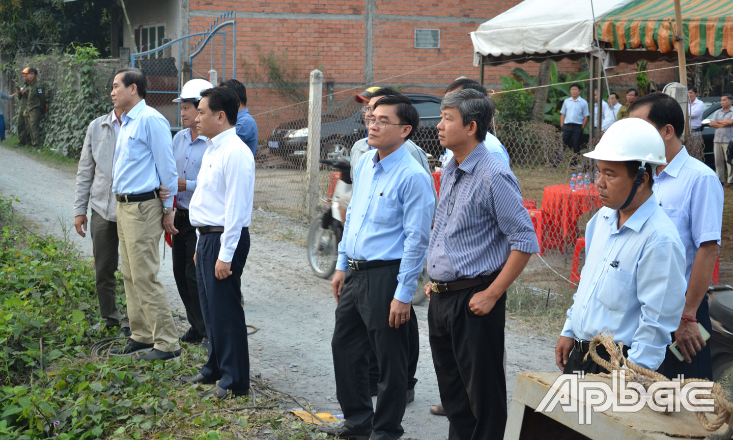 Lãnh đạo tỉnh dự triển khai đắp đập thép trên kinh Nguyễn Tấn Thành.
