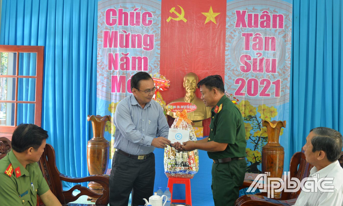Đồng chí Võ Văn Bình thăm, chúc tết Trung đoàn 924.
