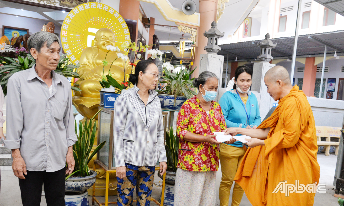 Đại diện Ban Trị sự Phật giáo thành phố trao quà