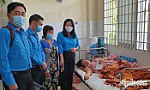 Thăm, tặng quà công nhân bị tai nạn giao thông