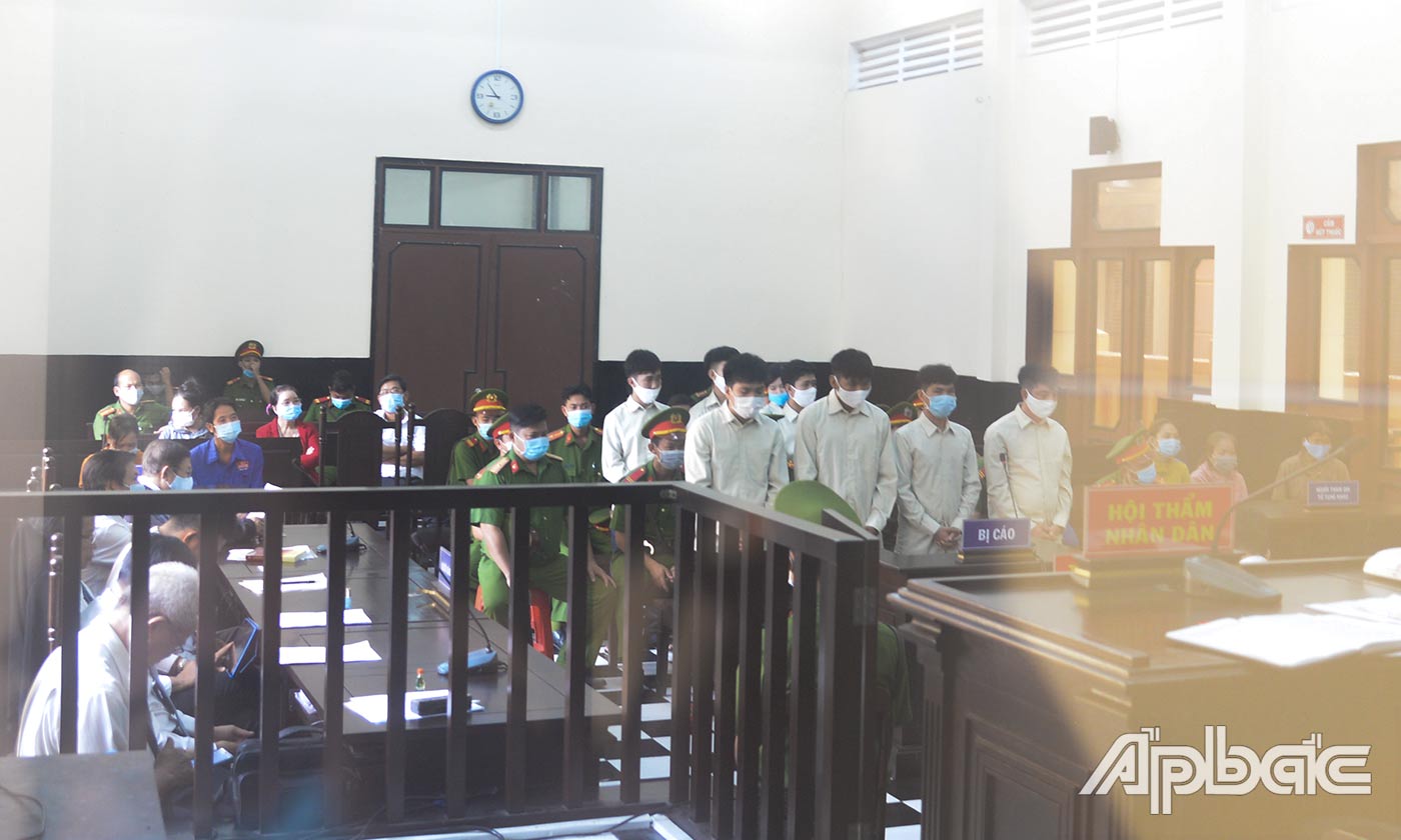 8 bị cáo trong phiên tòa xét xử sơ thẩm sáng 1-2.