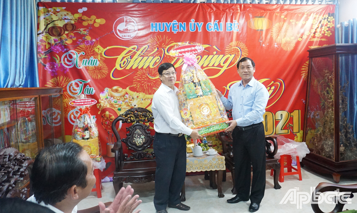 Đồng chí Nguyễn Văn Vĩnh thăm, chúc tết Huyện ủy Cái Bè