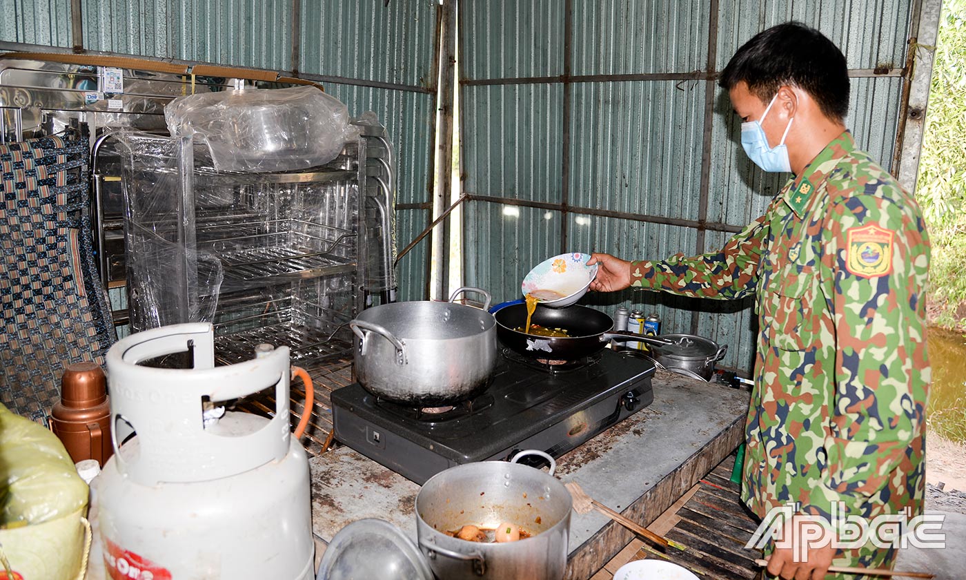 Bữa cơm đơn giản nhưng đầy đủ của các cán bộ, chiến sĩ trực chốt.