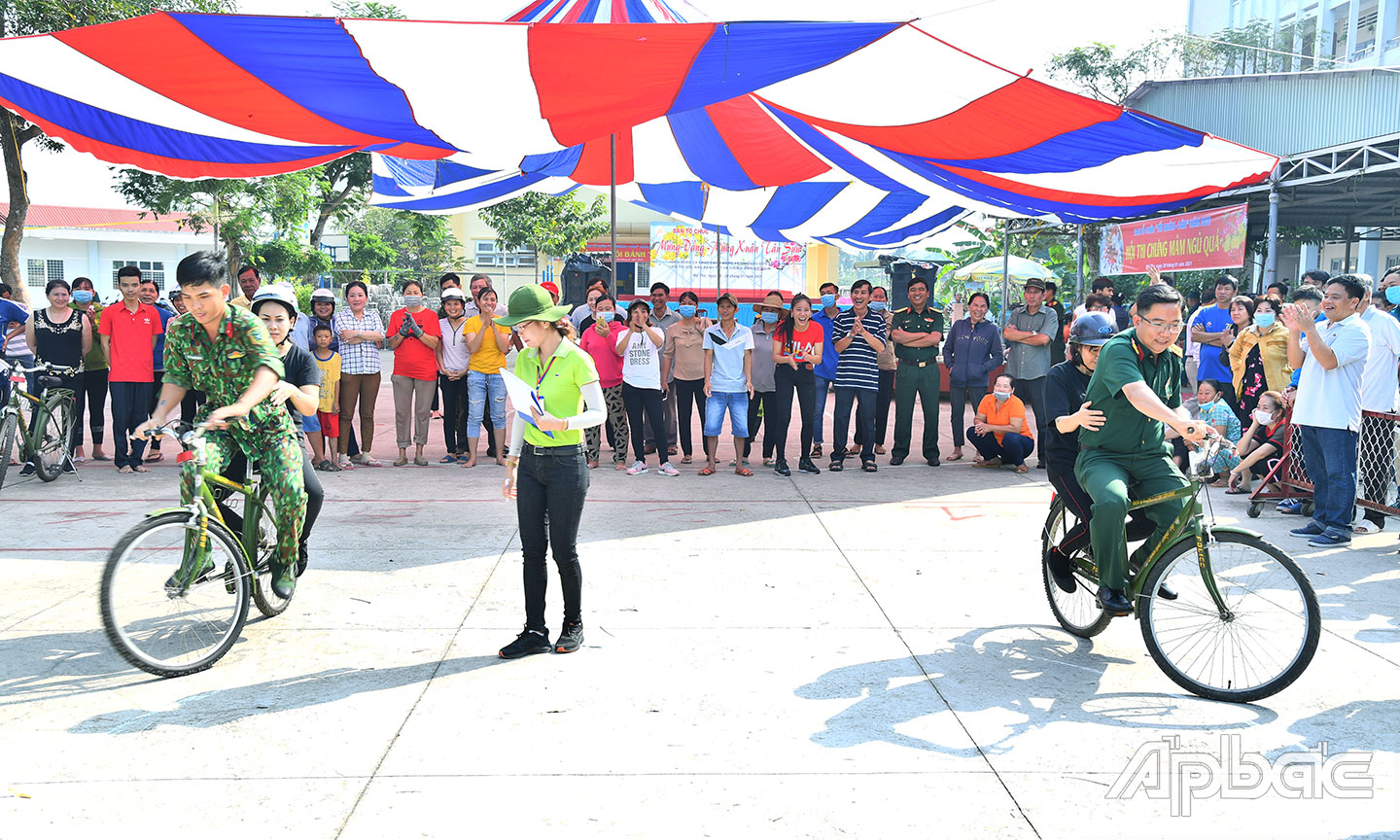 Tổ chức các trò chơi dân gian thu hút đông đảo bộ đội, đoàn viên, thanh niên và  nhân dân tham gia, tạo không khí vui tươi, sôi nổi.
