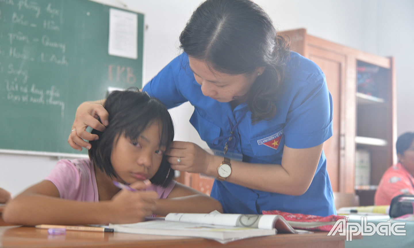 Hằng ngày, nhân viên Trung tâm đều dành thời gian ôn bài cho các em nhỏ.