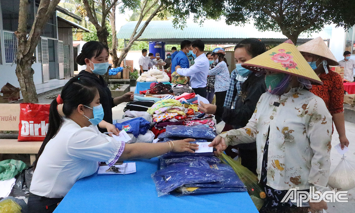  Người lao động nghèo đến với “Gian hàng 0 đồng” do Đoàn Thanh niên xã Bình Phú vận động tổ chức.