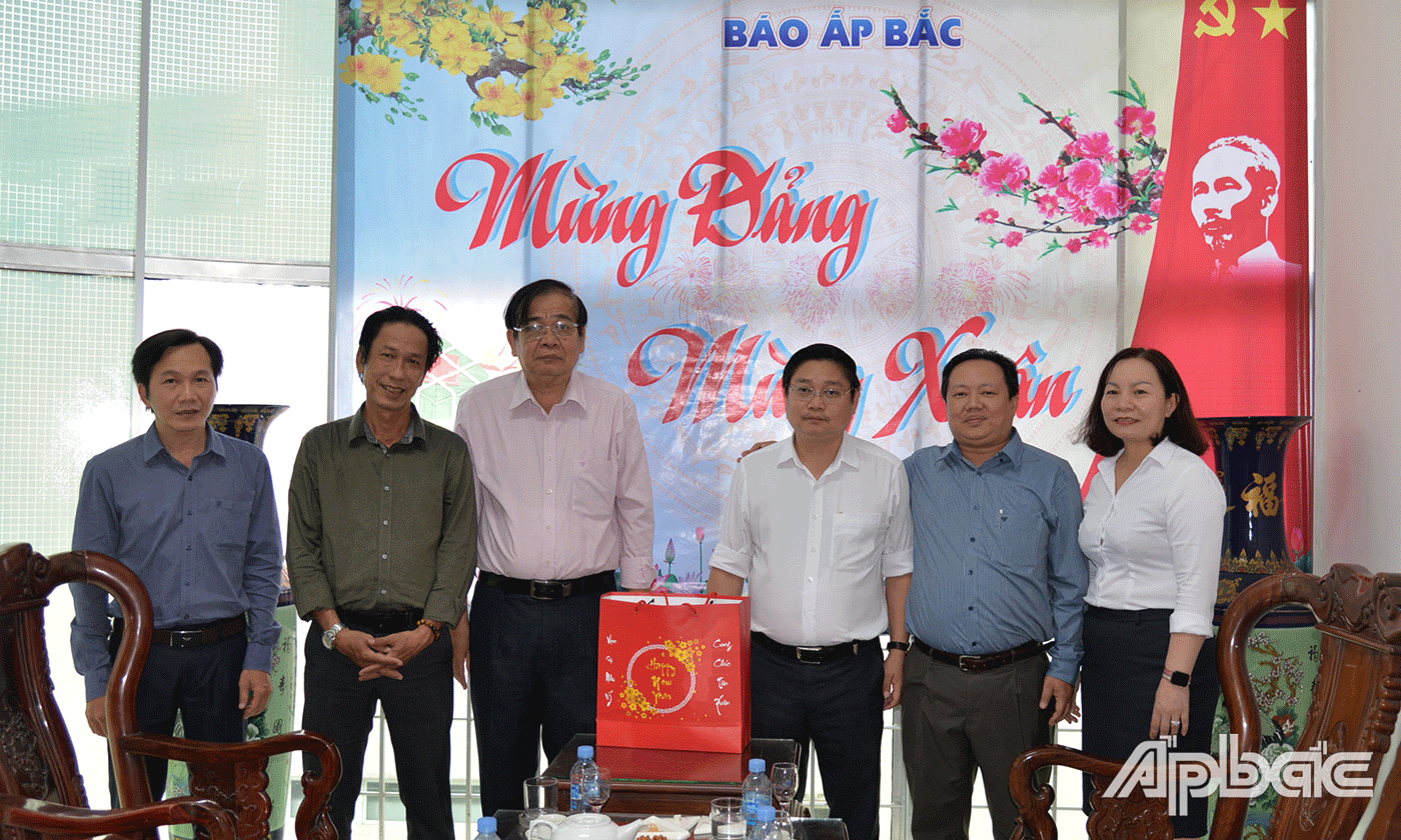 Bưu điện tỉnh Tiền Giang thăm, chúc tết Báo Ấp Bắc.