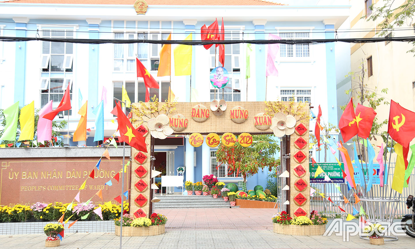 Các cơ quan, đơn vị trang trí chào mừng Xuân mới.