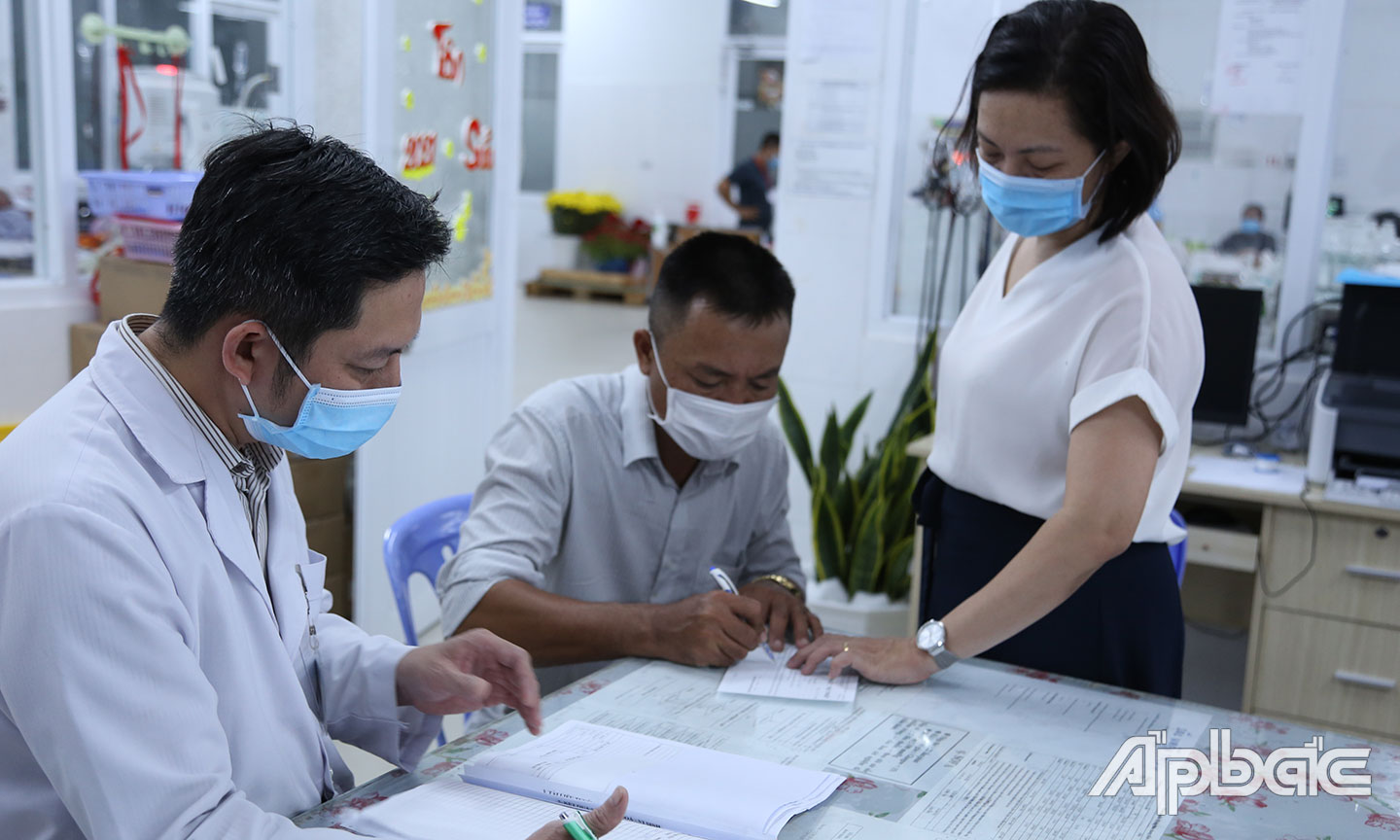 Những hình ảnh bác sĩ luôn cố găng tìm và đồng cảm cùng người nhà bệnh nhân đang cấp cứu.