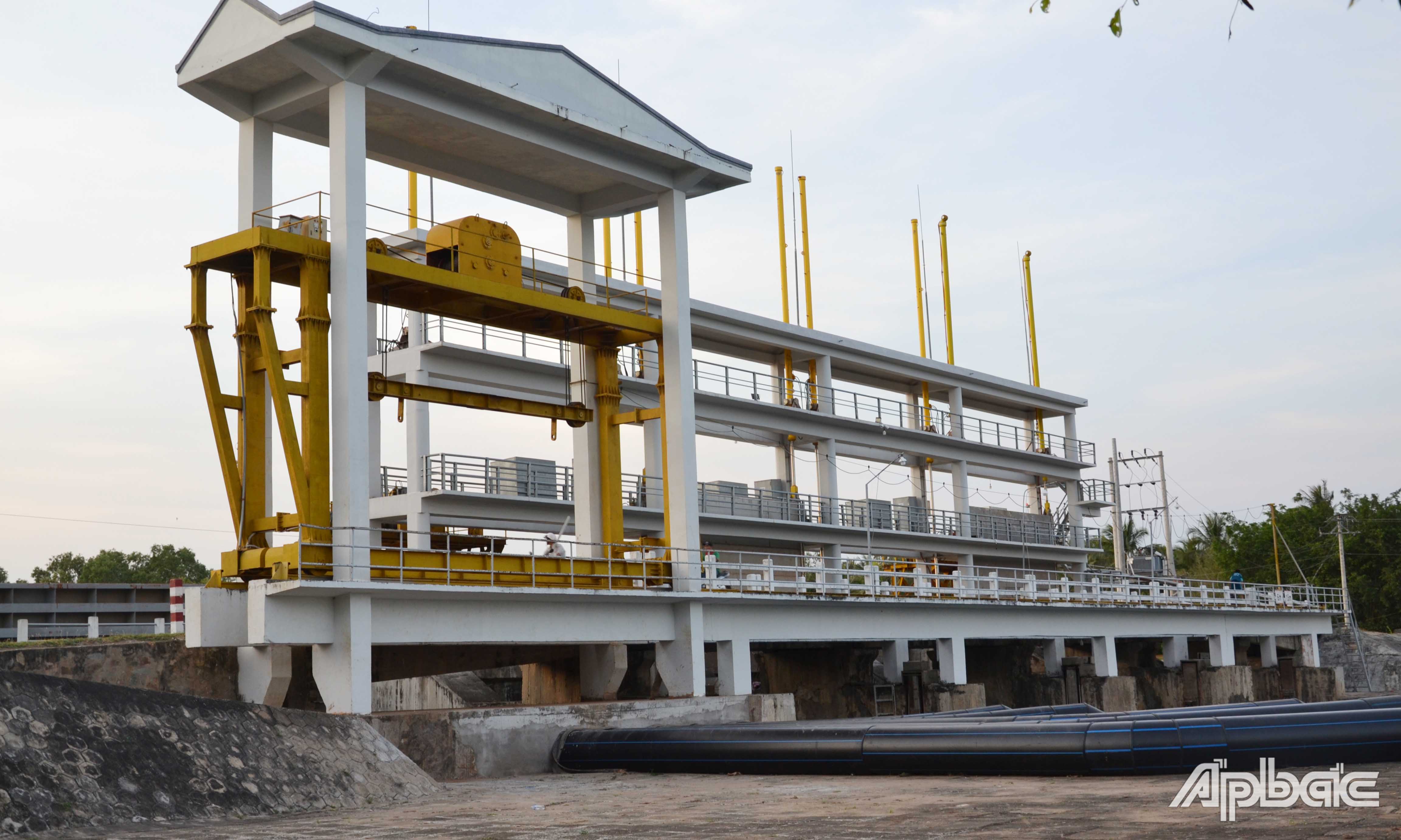 Cống Xuân Hòa vẫn lấy nước ổn định.