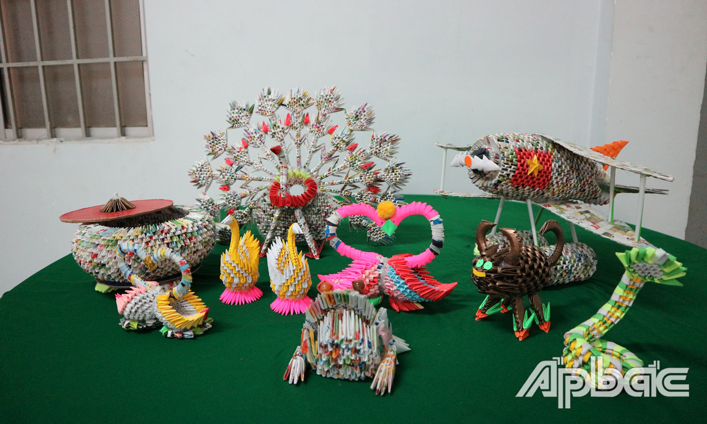 “Bộ sản phẩm làm từ giấy vụn” của 2 em Xuân Anh và Xuân Quỳnh.