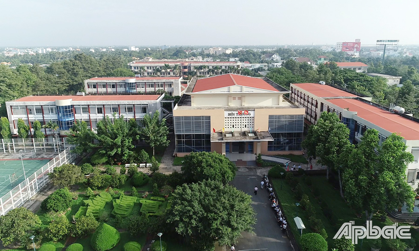 Khuôn viên Trường Chính trị Tiền Giang.