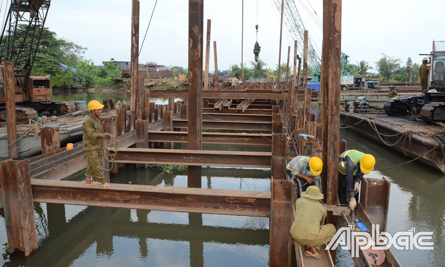 Đập thép ngăn mặn, trữ ngọt trên kinh Nguyễn Tấn Thành được hoàn thành và đưa vào sử dụng kịp thời (ảnh dưới).                                                                                                                       Ảnh: MINH THÀNH