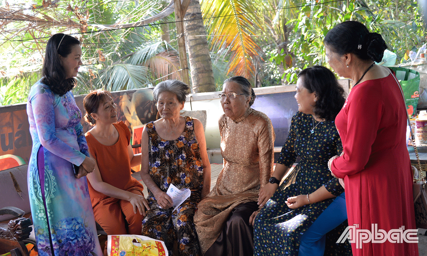 Lãnh đạo Hội LHPN tỉnh và bà Lê Ngọc Thu thăm mẹ Việt Nam Anh hùng Nguyễn Thị Kiểu.