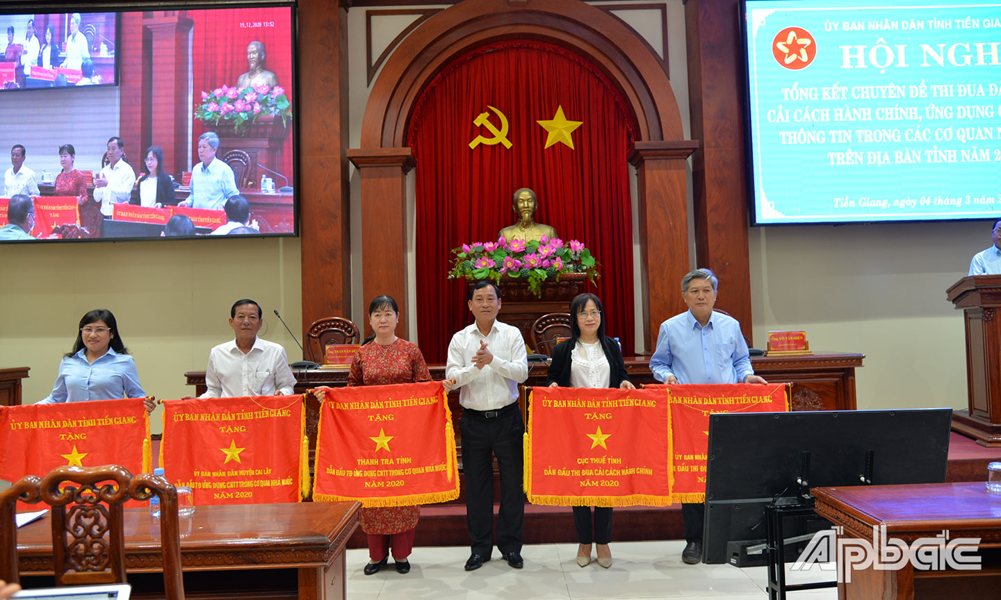 Lãnh đạo Cục Thuế Tiền Giang nhận Cờ thi đua của UBND tỉnh về thành tích dẫn đầu thi đua cải cách hành chính  năm 2020. Ảnh: PHƯƠNG MAI
