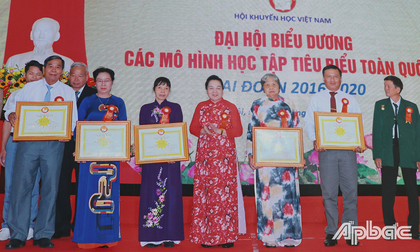 Người dân trong ấp vui mừng nhận được danh hiệu “Cộng đồng học tập tiêu biểu”.
