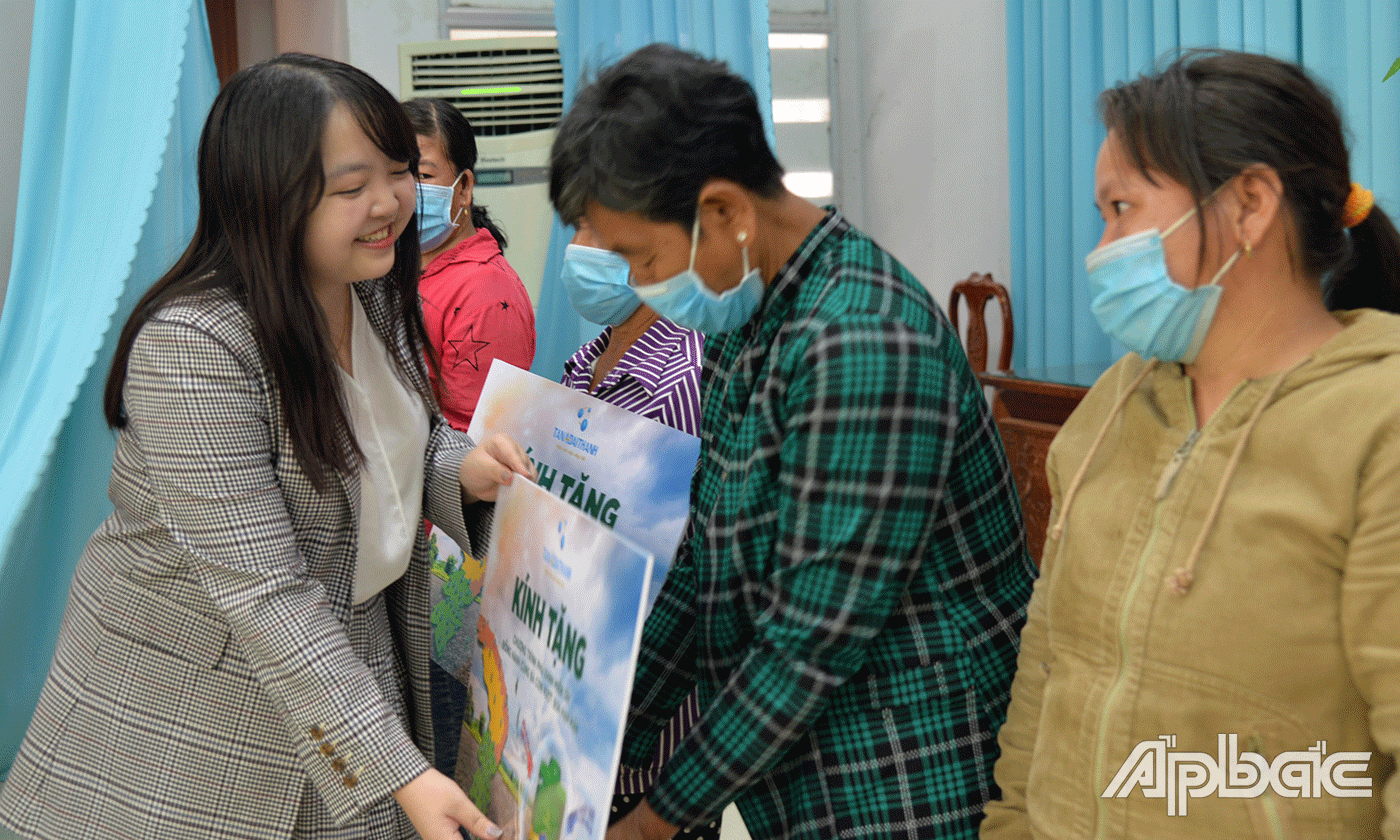 Bà Nguyễn Ngọc Thùy Dương, Tổng giám đốc Công ty CP Kim khí và Gia dụng Tân Á Đại Thành trao bảng tượng trưng cho các hộ dân.