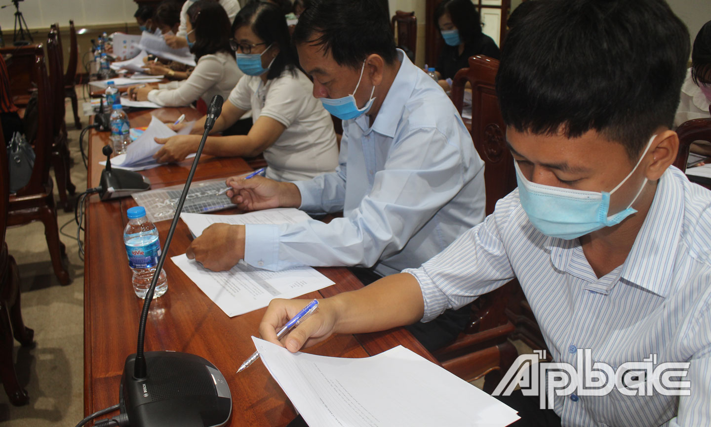 Học viên tiến hành làm kiểm tra kiến thức ATGT trên phiếu khảo sát.