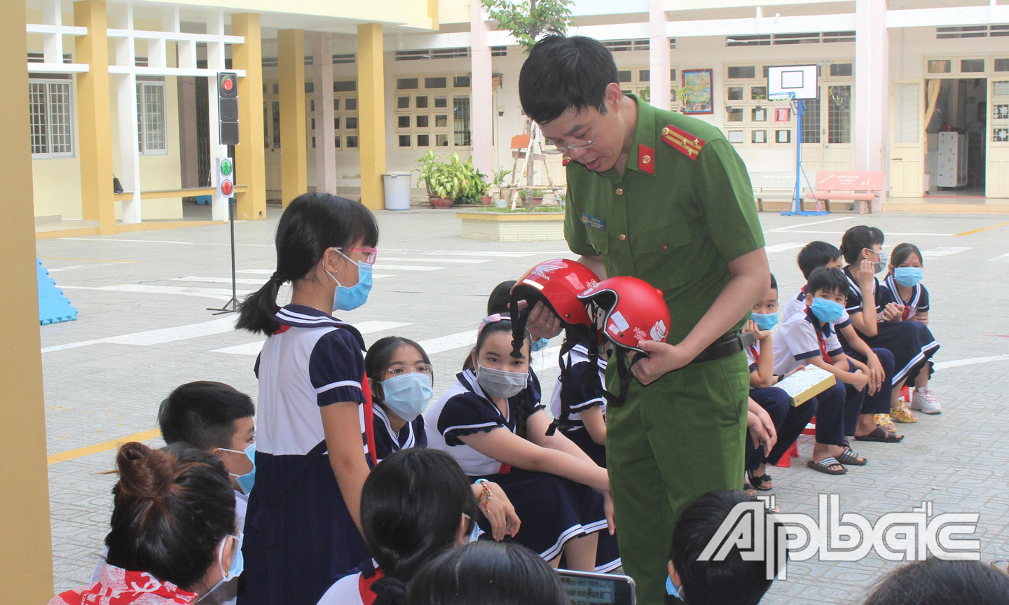 Hướng dẫn học sinh phân biệt nón bảo hiểm đạt chất lượng và kém chất lượng.