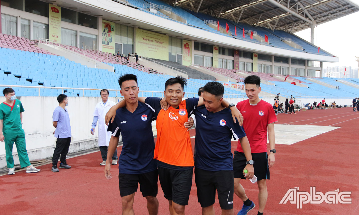 Nhiều trọng tài gặp phải chấn thương. Ảnh: Huy Nhân