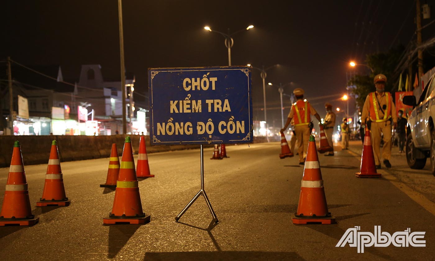 Lực lượng CSGT thiết lập chốt theo chuẩn quốc tế.