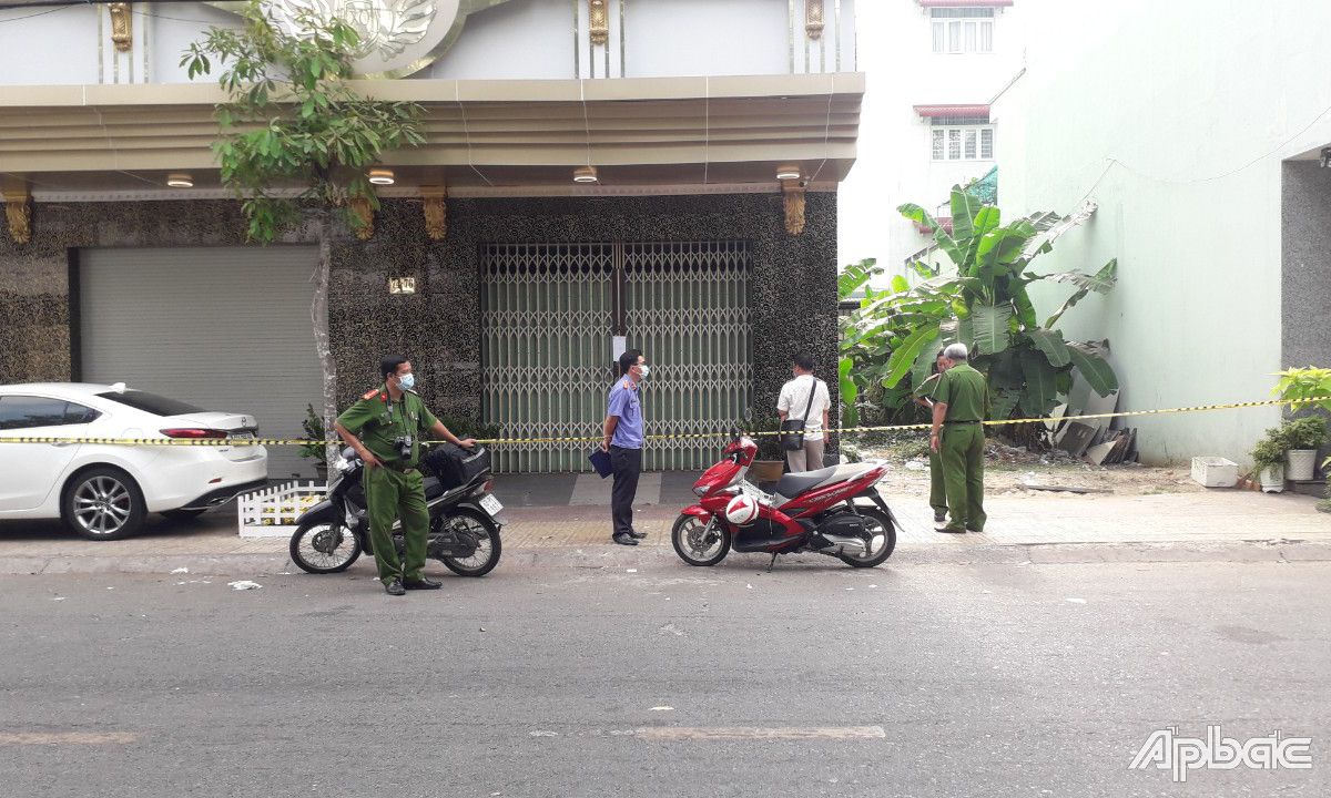 Lực lượng chức năng khám nghiệm hiện trường.
