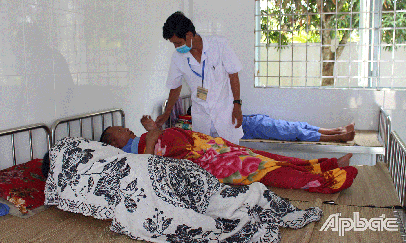8. Sau khi ăn cơm trưa xong, điều dưỡng Huỳnh Ngọc Cơ đến từng phòng nhắc nhở bệnh nhân đi ngủ.