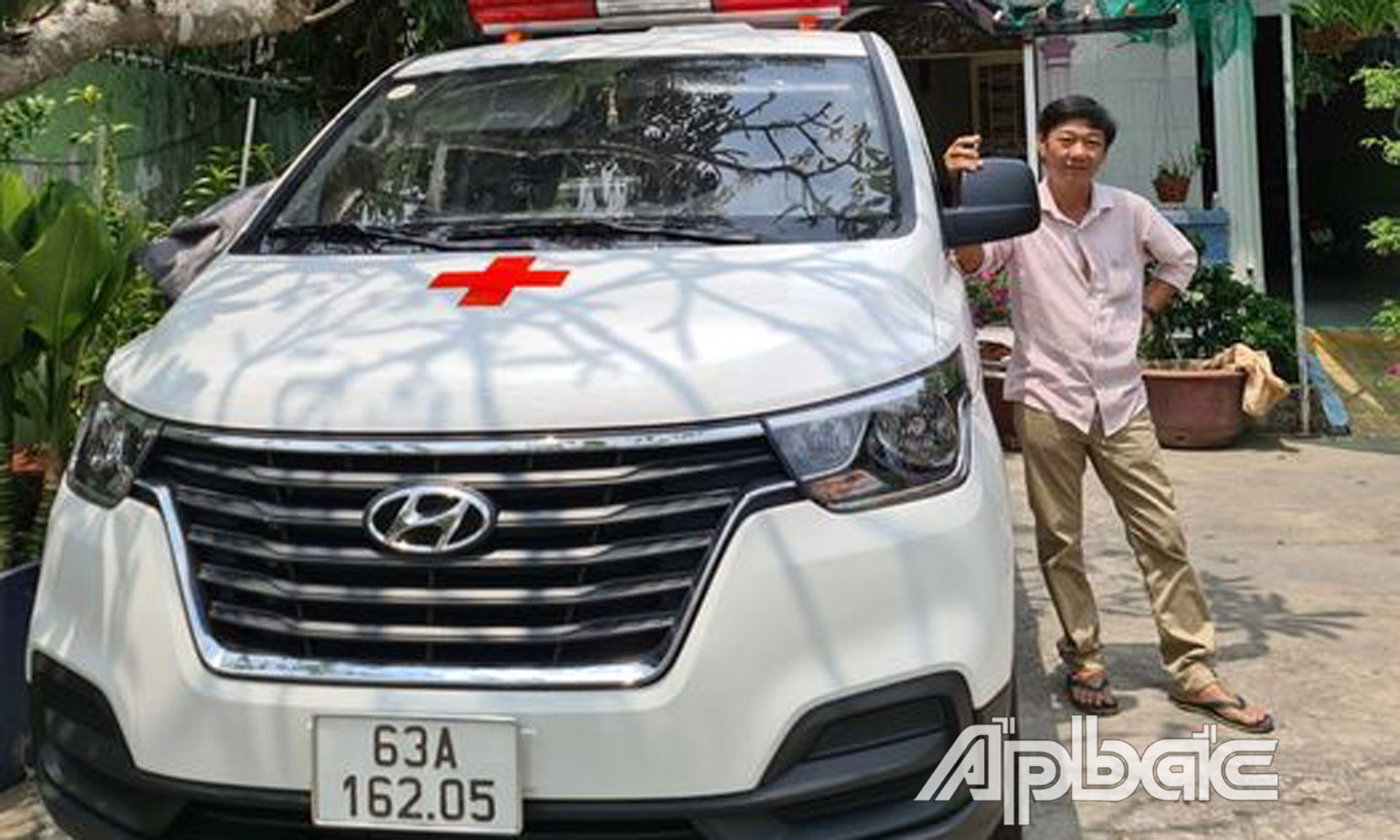 Ông Sơn bên chiếc xe cứu thương từ thiện.