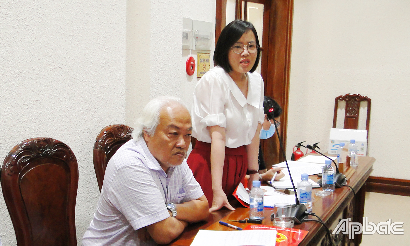 Lãnh đạo các sở, ngành tỉnh trình bày những thuận lợi, khó khăn của tỉnh trong quá trình triển khai thực hiện phòng, chống tác hại của thuốc lá giai đoạn 2018-2020