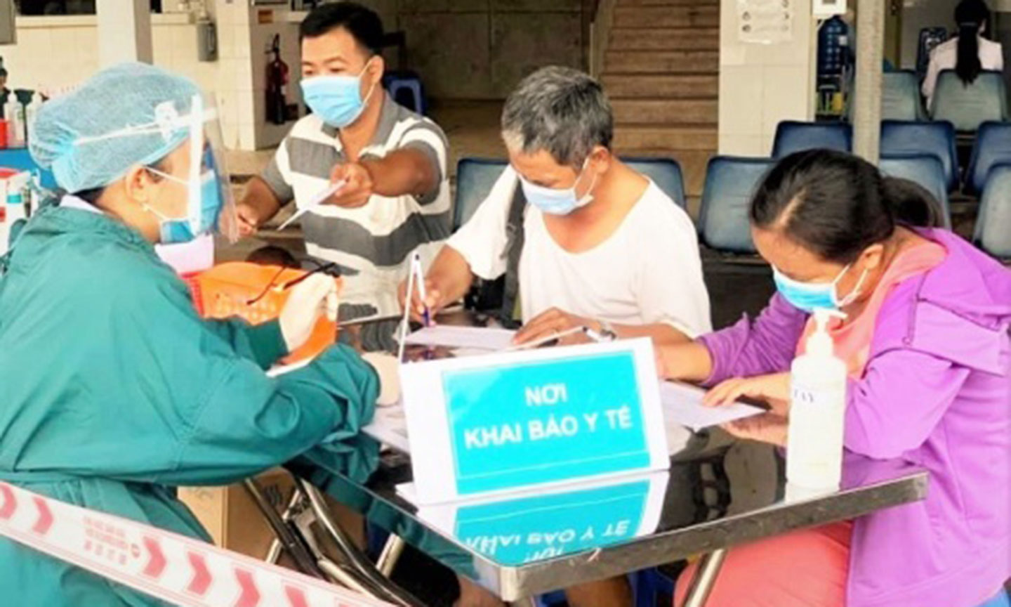 Người dân làm thủ tục KCB BHYT trong thời gian phòng, chống dịch Covid-19.