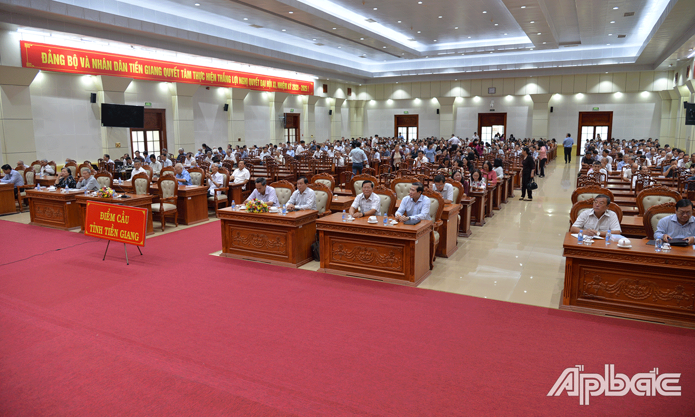 Tại điểm cầu Tiền Giang.